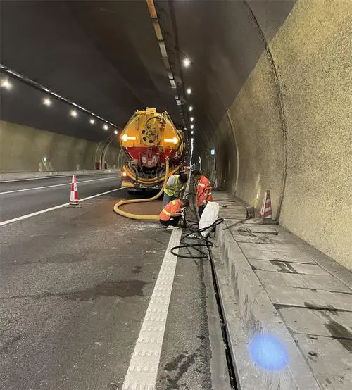 合江隧道排水渠清淤